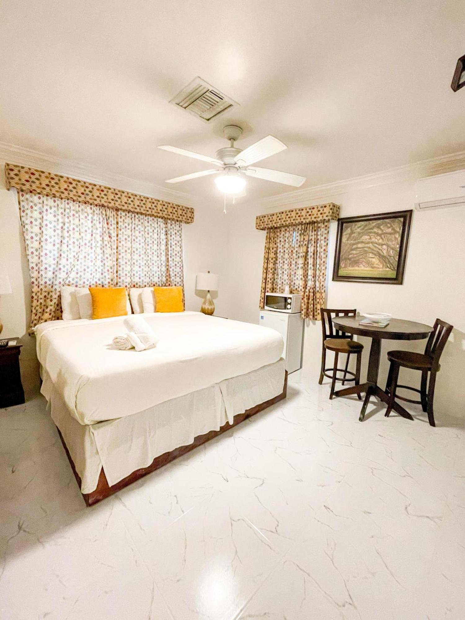 Bed and Breakfast Golden Palms House Nasáu Exterior foto